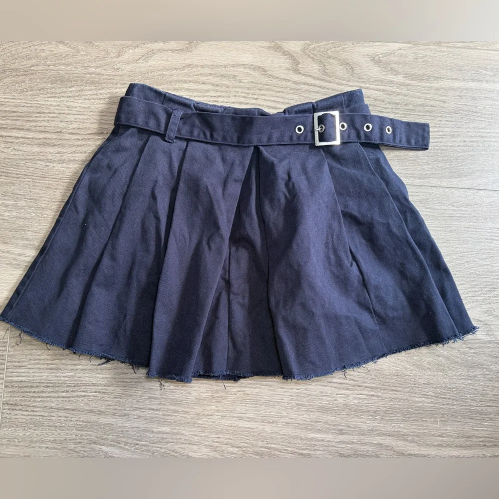 Zara Girls Navy Blue Pleated Mini Skirt with Buckle Detail Raw Hem Size 10 Kids